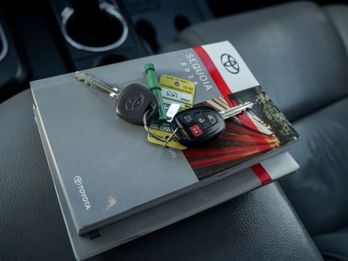 Used 2018 Toyota Sequoia Limited image 40