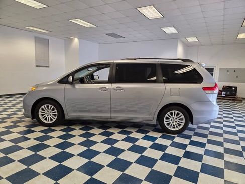 Used 2013 Toyota Sienna XLE w/ Premium Pkg FWD image 4