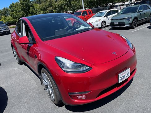 Used 2023 Tesla Model Y Long Range AWD/4WD image 1