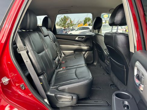 Used 2019 Nissan Pathfinder SV image 14