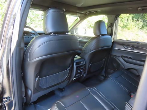 New 2025 Jeep Grand Cherokee Limited w/ Luxury Tech Group II image 23