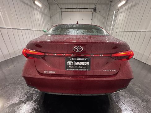 Used 2020 Toyota Avalon Limited image 4