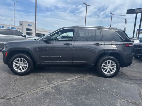 Used 2023 Jeep Grand Cherokee Laredo w/ Luxury Tech Group I AWD/4WD image 3