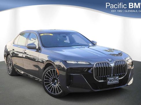 Used 2025 BMW i7 xDrive60 image 1