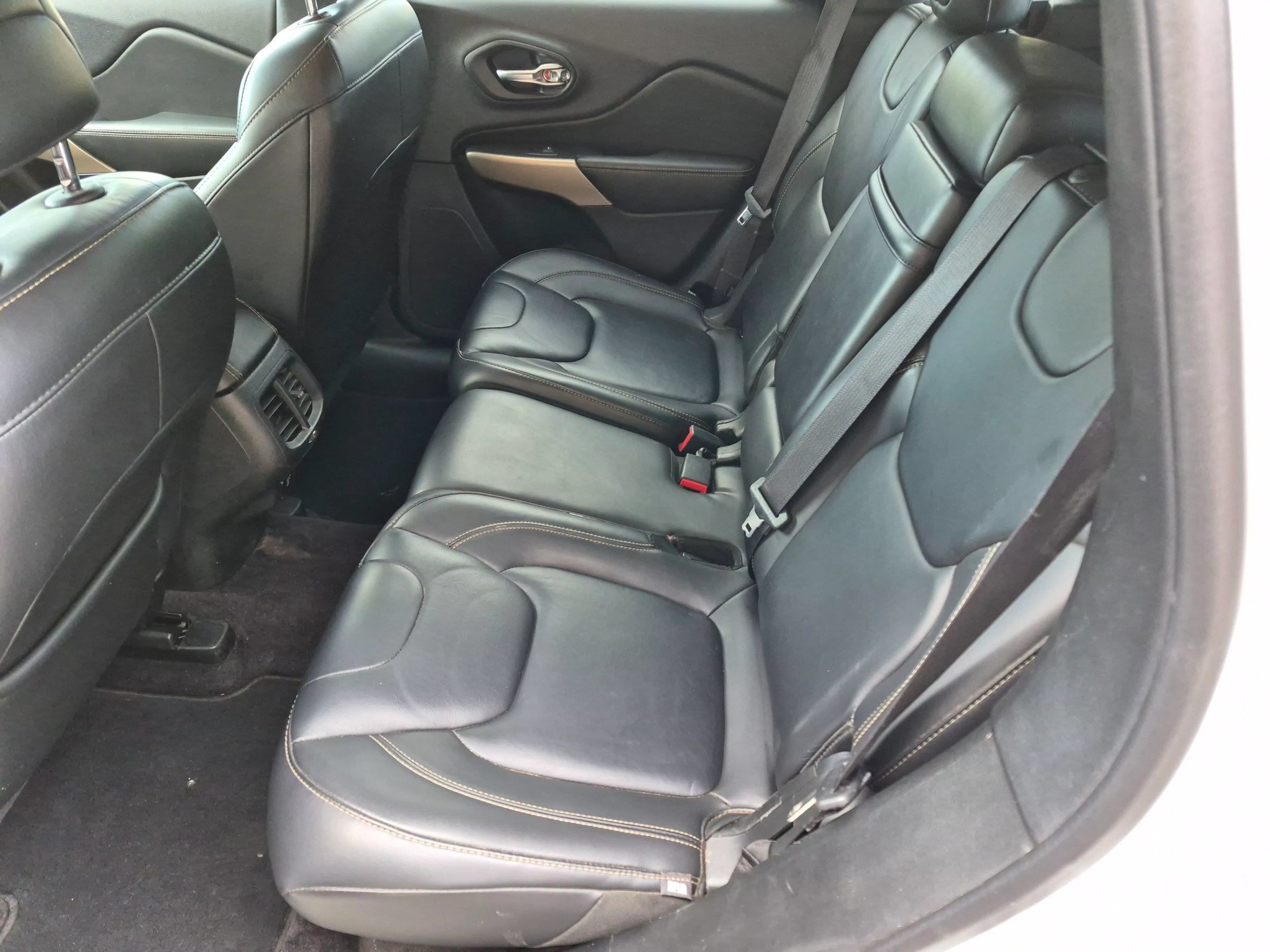 Used 2017 Jeep Cherokee High Altitude AWD/4WD image 6