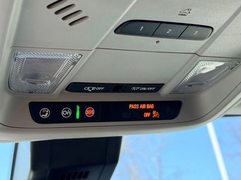 Used 2023 Chevrolet Equinox Premier image 18