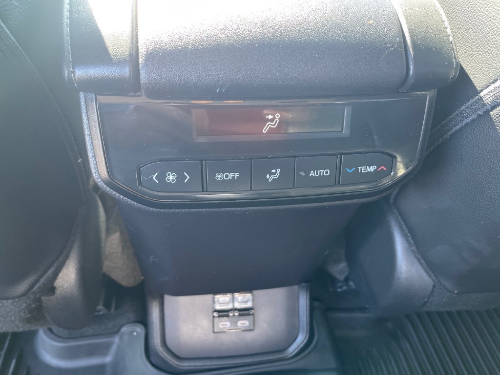 Used 2024 Toyota Highlander XLE AWD/4WD image 18