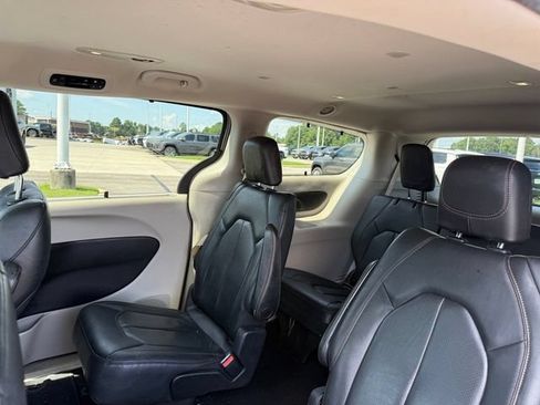 Used 2020 Chrysler Pacifica Touring-L FWD image 18
