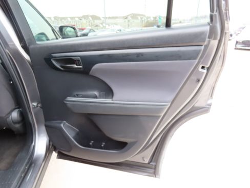 Used 2024 Toyota Highlander LE image 12