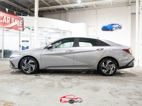 Used 2025 Hyundai Elantra SEL image 4