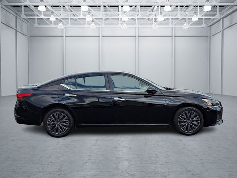 Used 2024 Nissan Altima 2.5 SV FWD image 7