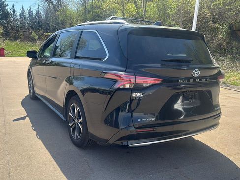 Used 2025 Toyota Sienna Platinum AWD/4WD image 13