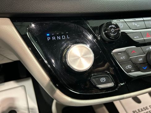 Used 2024 Chrysler Pacifica Touring-L image 20