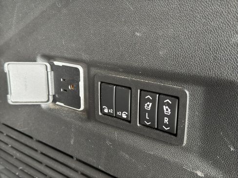 Used 2022 GMC Yukon Denali AWD/4WD image 23