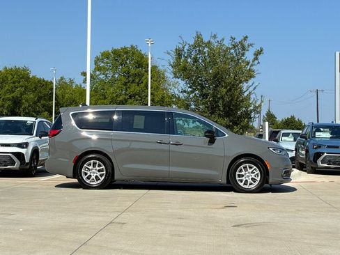 Used 2025 Chrysler Pacifica Select FWD image 7