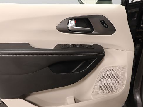 Used 2023 Chrysler Pacifica Touring-L FWD image 22