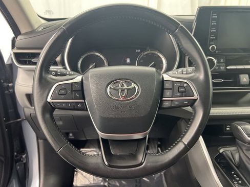 Used 2022 Toyota Highlander XLE image 24