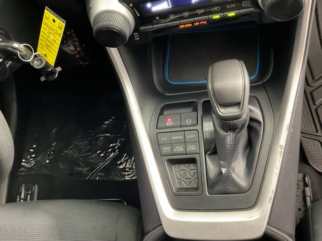 Used 2019 Toyota RAV4 LE AWD/4WD image 18