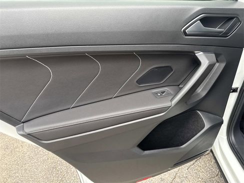 Used 2022 Volkswagen Tiguan SE image 13