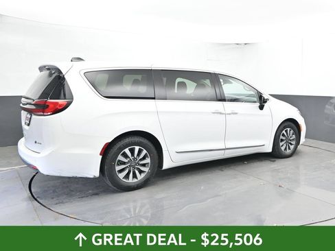 Used 2023 Chrysler Pacifica Limited FWD image 4