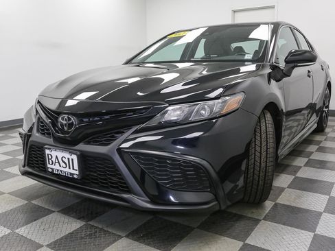 Used 2023 Toyota Camry SE image 4