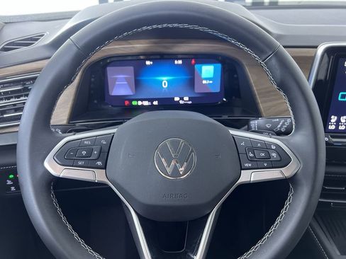 Used 2025 Volkswagen Atlas SE image 16