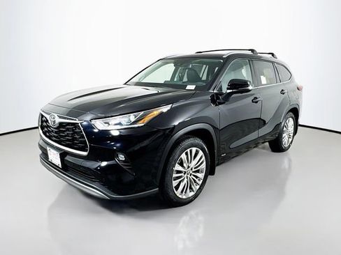 New 2026 Toyota Highlander Platinum image 2