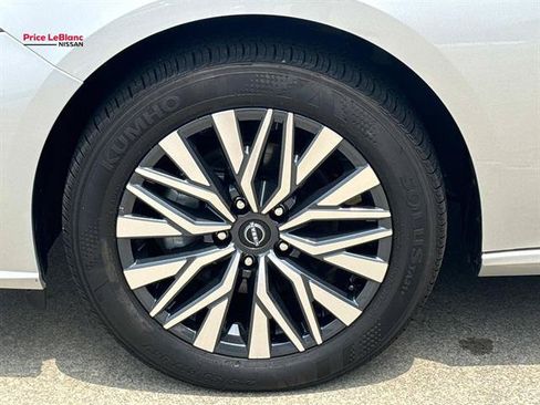 Used 2025 Nissan Altima 2.5 SV AWD/4WD image 4