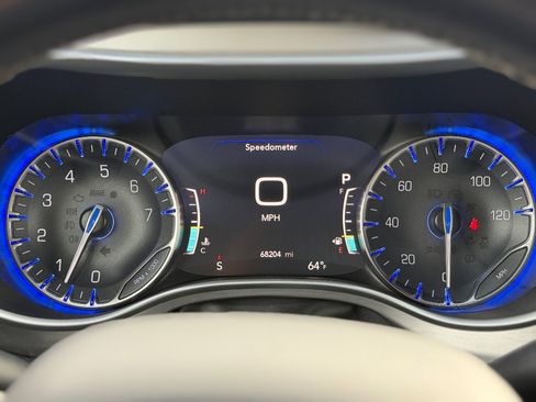 Used 2020 Chrysler Pacifica Touring-L w/ Advanced Safetytec Group image 7