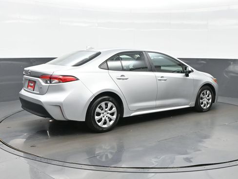 Used 2025 Toyota Corolla LE FWD image 6