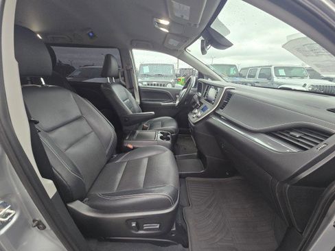 Used 2020 Toyota Sienna SE image 12