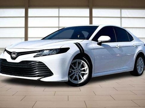 Used 2019 Toyota Camry LE image 1