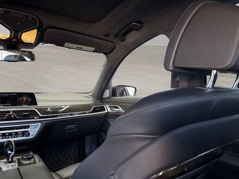 Used 2018 BMW 750i RWD image 17