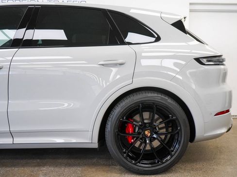 Used 2025 Porsche Cayenne GTS AWD/4WD image 11