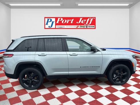 Certified 2023 Jeep Grand Cherokee Altitude AWD/4WD image 3