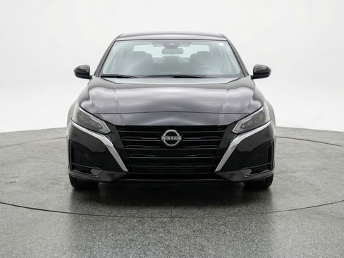 Used 2025 Nissan Altima 2.5 SV FWD image 2