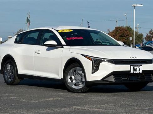 New 2025 Kia K4 LX image 2