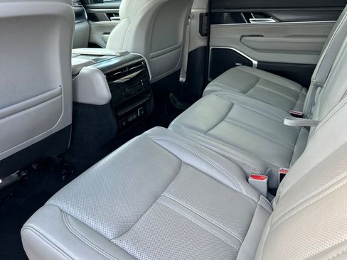 Used 2024 Jeep Wagoneer L Series II w/ Flexible Seating Group AWD/4WD image 12