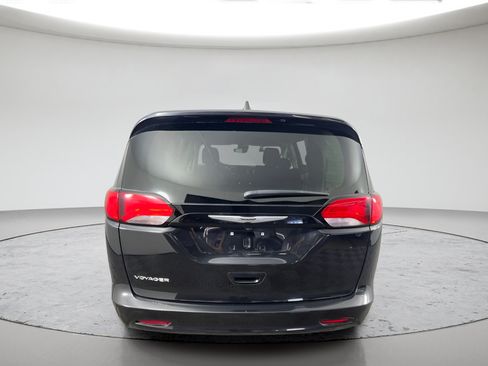 Used 2023 Chrysler Voyager LX FWD image 4