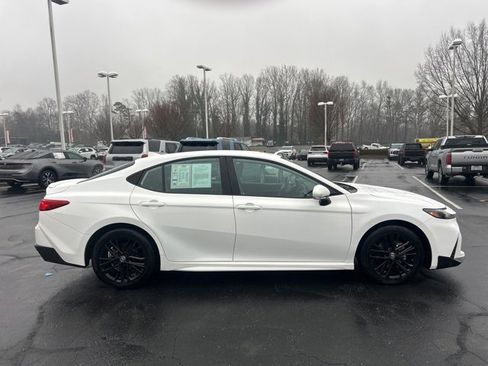 Used 2025 Toyota Camry SE image 4