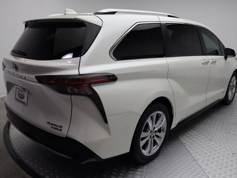 Certified 2021 Toyota Sienna Platinum image 8