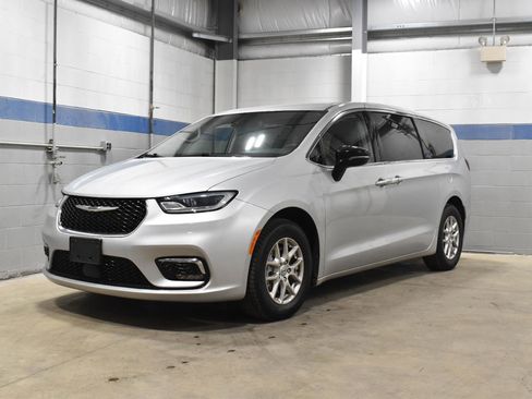 Used 2024 Chrysler Pacifica Touring-L FWD image 3