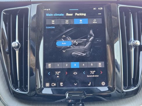 Certified 2023 Volvo XC60 B5 Ultimate w/ Climate Package image 28