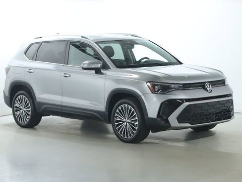 Used 2025 Volkswagen Taos SE image 9