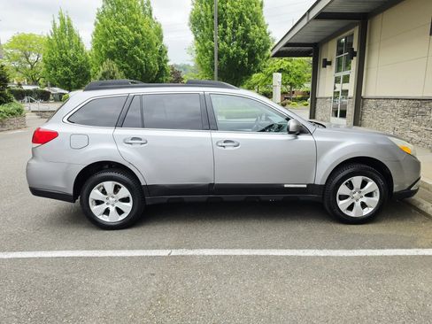 Used 2011 Subaru Outback 2.5i Premium w/ All-Weather Pkg AWD/4WD image 6