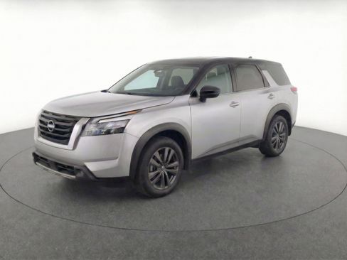 Used 2024 Nissan Pathfinder SV image 3