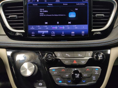 Used 2021 Chrysler Pacifica Touring FWD image 25