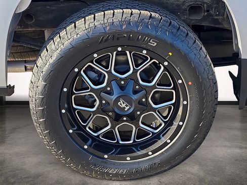 Used 2022 Chevrolet Silverado 1500 LT w/ Z71 Off-Road Package AWD/4WD image 7