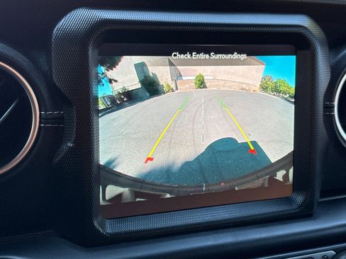 Used 2022 Jeep Wrangler Unlimited Sahara w/ Cold Weather Group AWD/4WD image 19