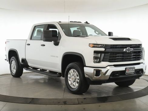 Used 2024 Chevrolet Silverado 3500 W/T image 2
